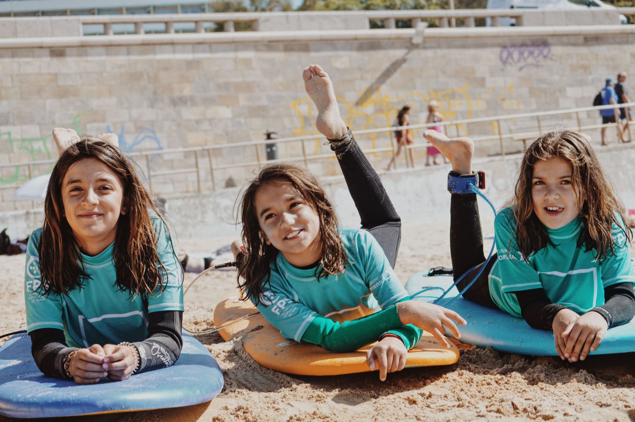 Festa de aniversário no mar com prancha de surf