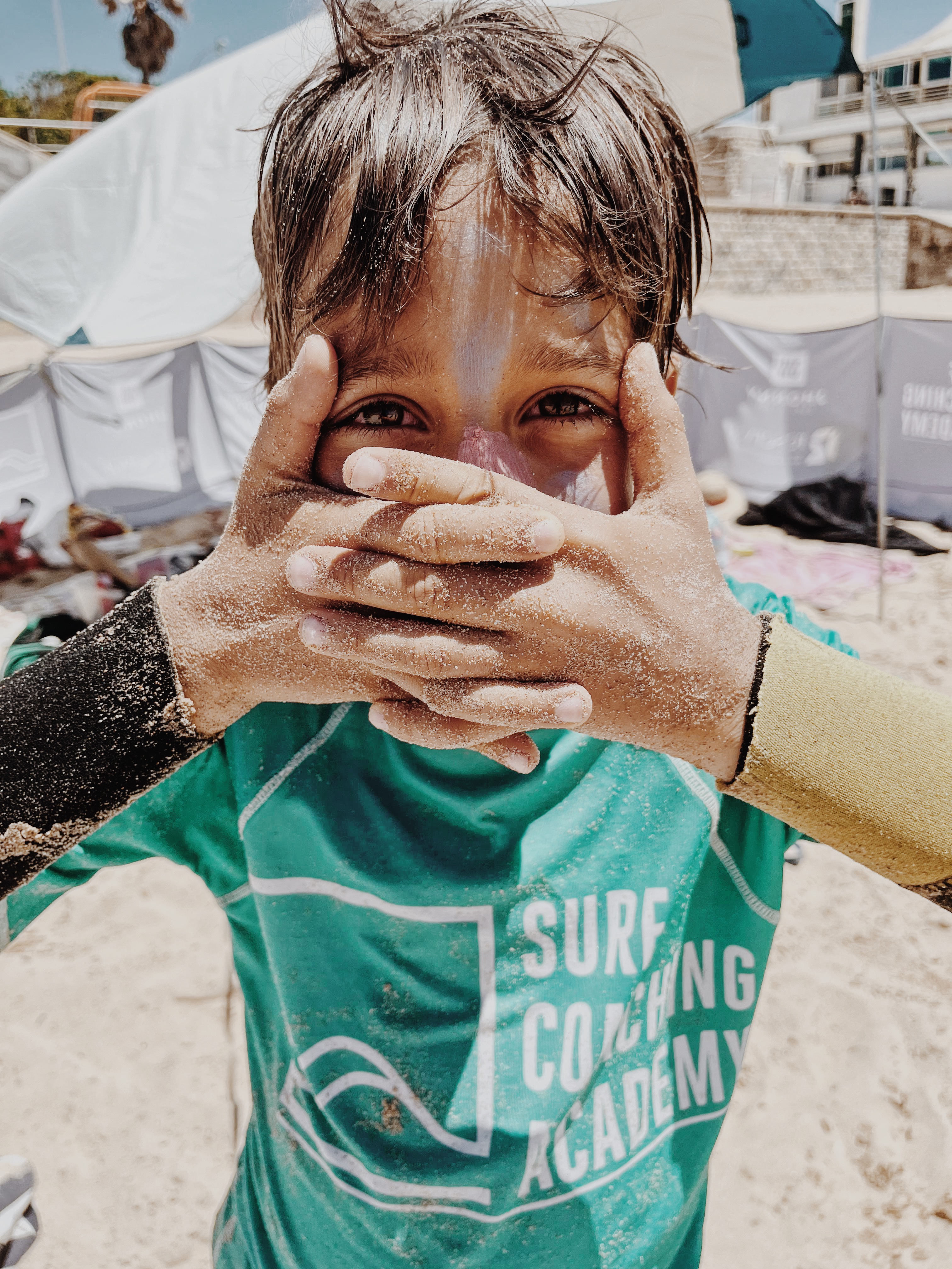 Alunos em sessão de iniciação ao surf