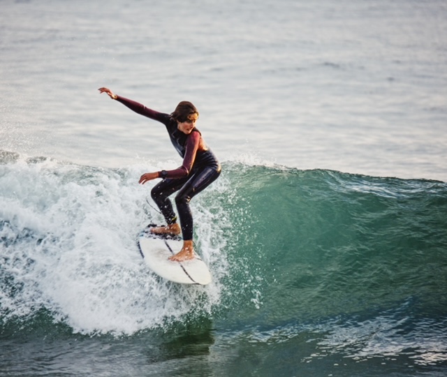 Surfista em fase recreativa de progressão