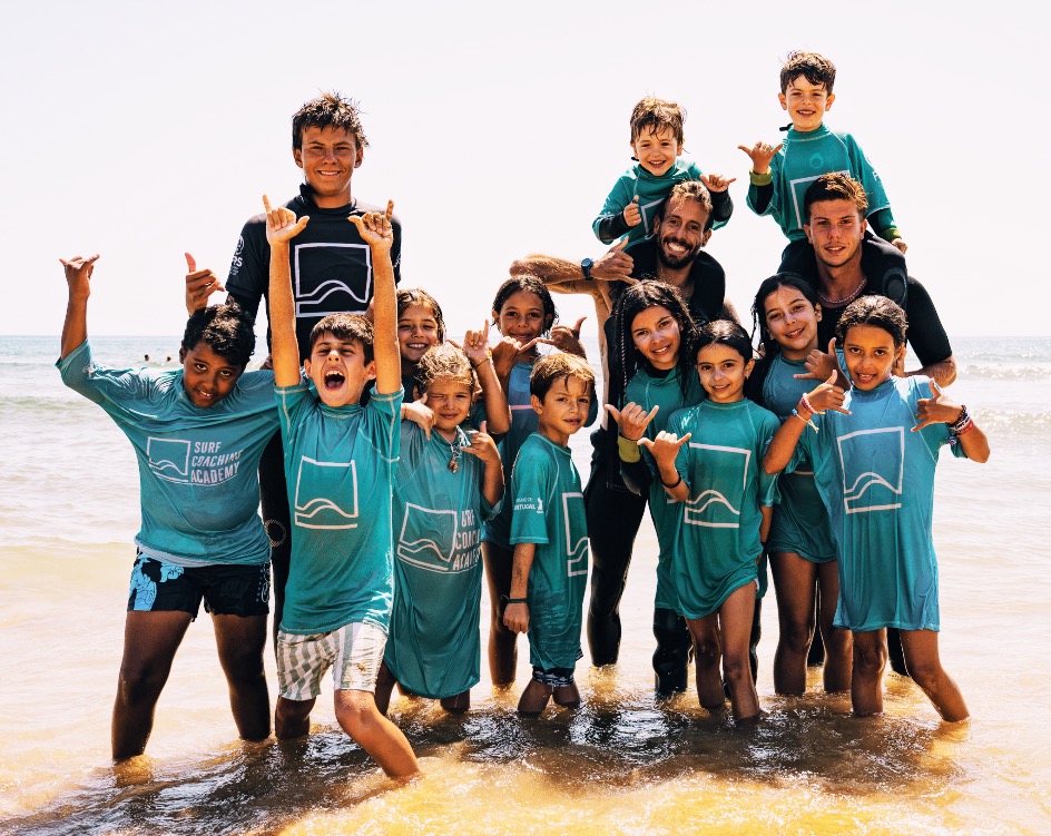 Sessão de clínica de surf com alunos em ação