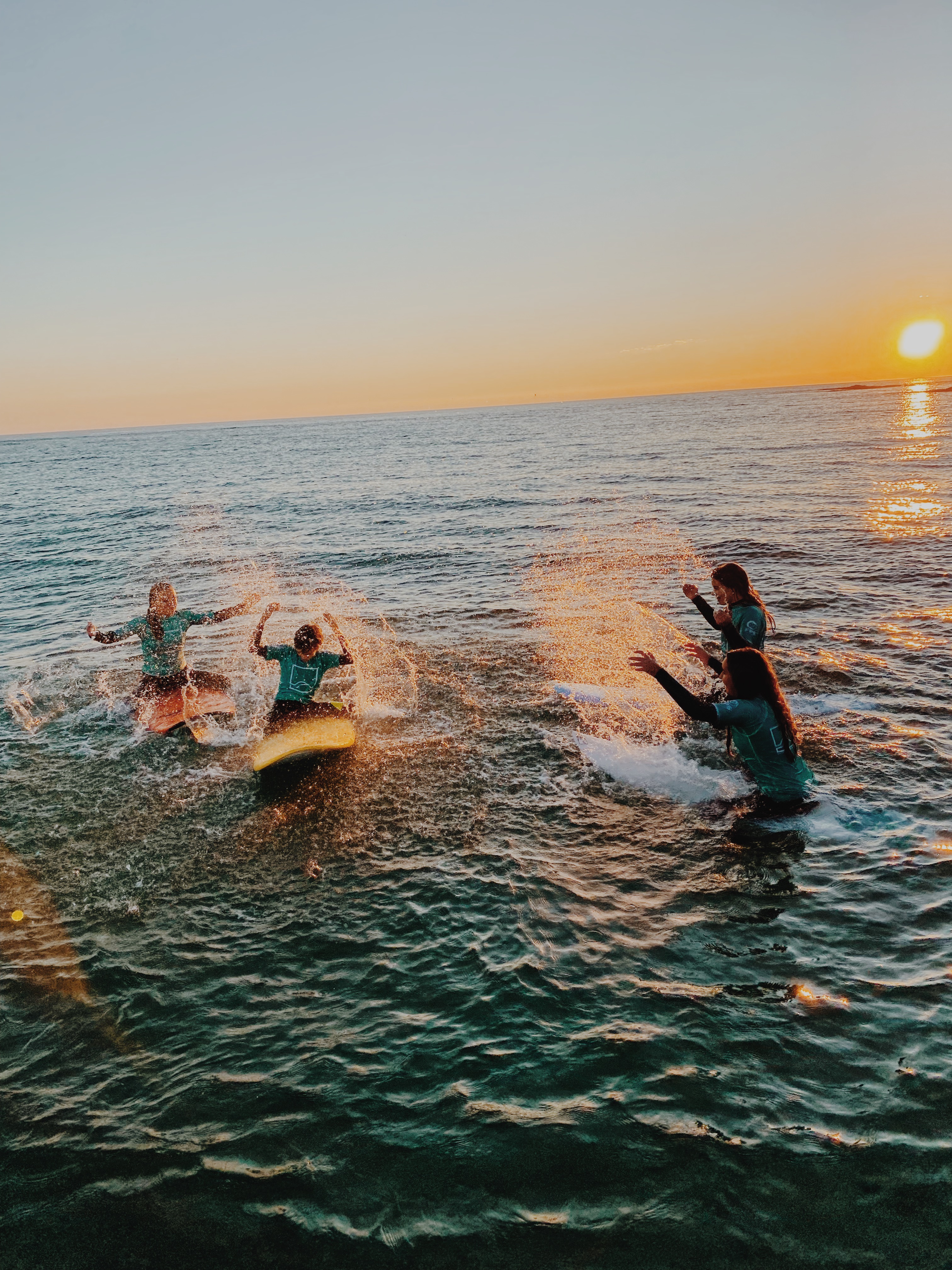 Grupo em clínica de surf junto ao mar